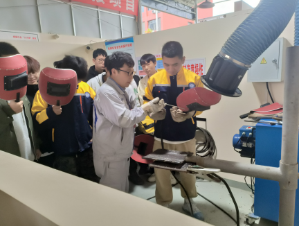 ?大國工匠進(jìn)校園，一對(duì)一技能傳授 
