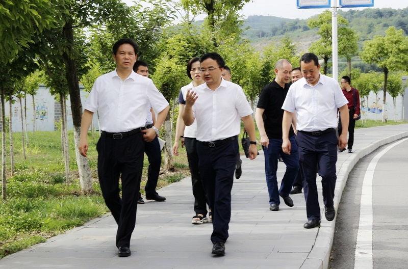 畢節(jié)市市委副書記、市長張集智一行到 畢節(jié)工業(yè)職業(yè)技術(shù)學(xué)院調(diào)研