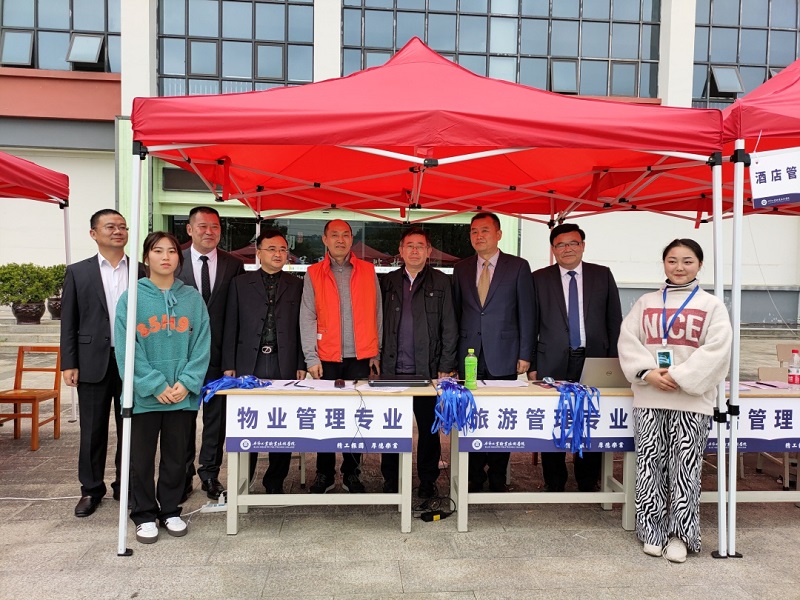 市政協(xié)副主席秦天志、重慶海怡天集團董事局主席張海源一行蒞臨我院考察指導