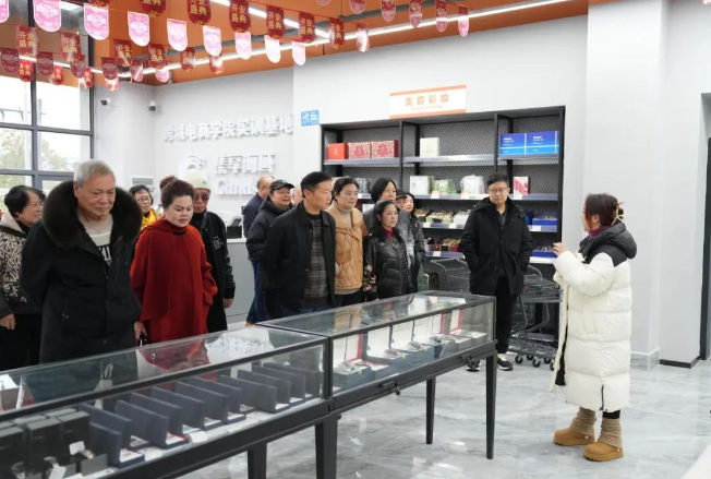 憶崢嶸歲月 話今朝發(fā)展——學(xué)院召開(kāi)退休干部、教職工座談會(huì)