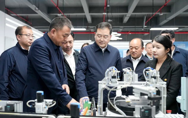 四川省人力資源和社會(huì)保障廳黨組成員、副廳長(zhǎng)劉曉博一行赴我院考察