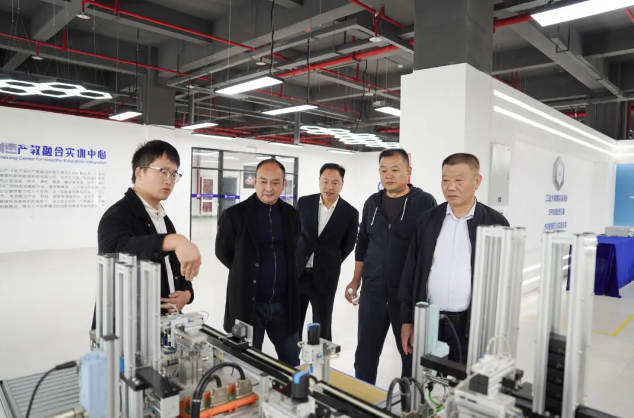 貴州省人民政府督學(xué)、省教育廳中小學(xué)名師名校長(zhǎng)培養(yǎng)管理辦公室主任謝笠率隊(duì)到我院考察調(diào)研職普融通工作