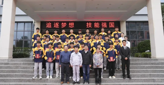 畢節(jié)工業(yè)職業(yè)技術(shù)學(xué)院舉辦“勞模工匠進(jìn)校園，匠心傳承育未來”系列活動(dòng)