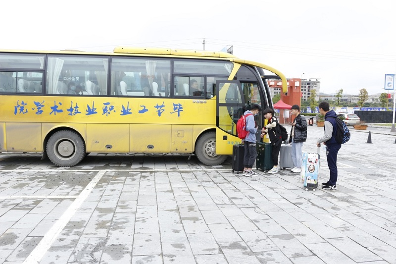 扶上馬、送一程，畢節(jié)工業(yè)職業(yè)技術(shù)學(xué)院赴企業(yè)送學(xué)生到崗實(shí)習(xí)